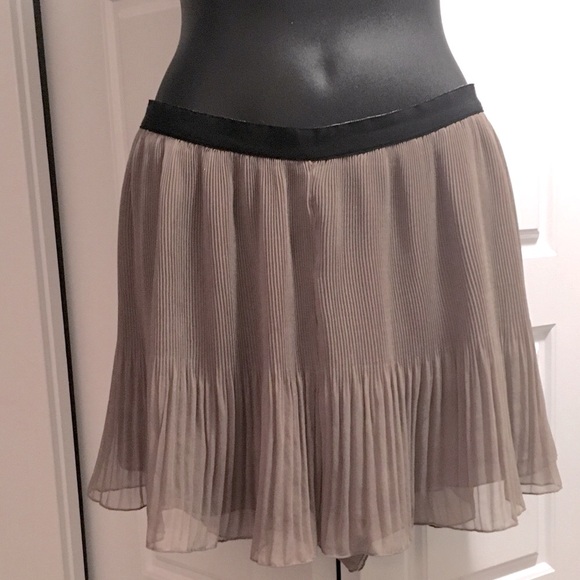 🌾 2/$25 dressy pleated shorts - Picture 8 of 9